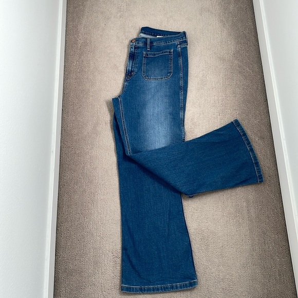 GAP Medium Wash Flare High Rise Denim Jeans with Patch Pockets.  Size 34 / 18R - Picture 1 of 5